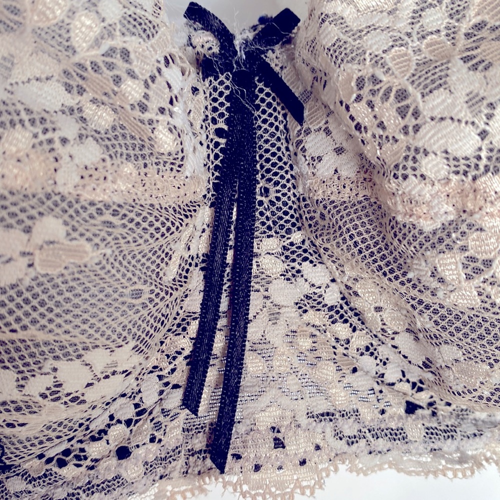 Very Pretty Vintage Elle Macpherson Lace Lined Cream/Black Bra Size G (Large) - Picture 4 of 11